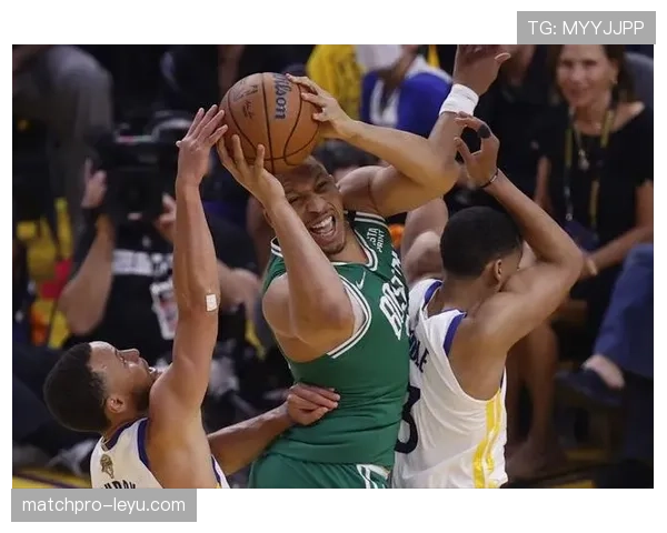 利桑德罗·马丁内斯后防稳健,力助球队有效遏制对手进攻 利桑德罗·马丁内斯后防稳健,力助球队有效遏制对手进攻