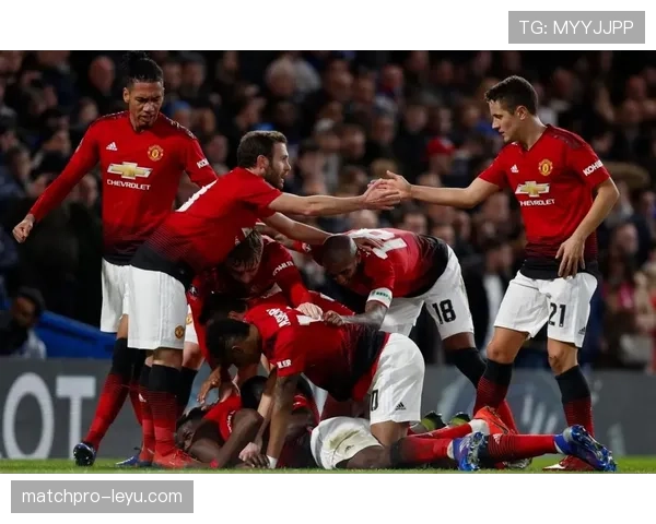 曼联赢球背后体系隐患显现,重建压力逐步反映至赛季走势 曼联赢球背后体系隐患显现,重建压力逐步反映至赛季走势