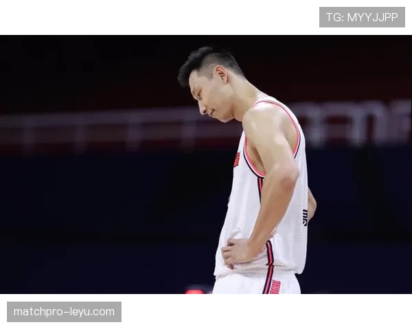 看到易建联遛狗那架势，我连楼下买菜都不好意思了